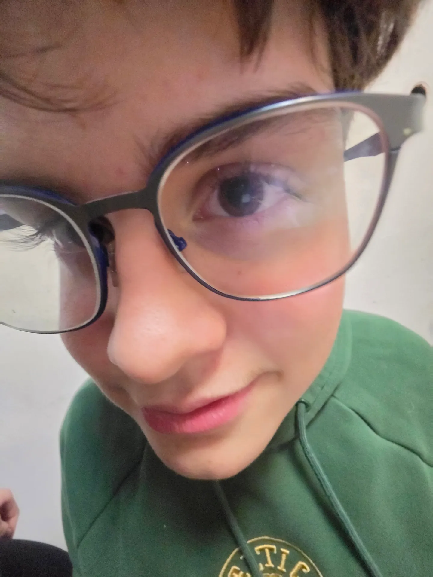 Krupan portret učenika u zelenoj majici, test portretnog načina
